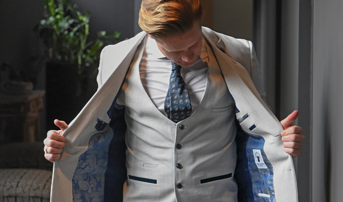 <p><strong>Grijs pak</strong></p>